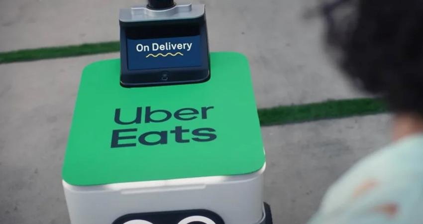 Bir yemek dağıtım robotu, sokakta ilerlerken kendini çalmaya çalışan hırsızların