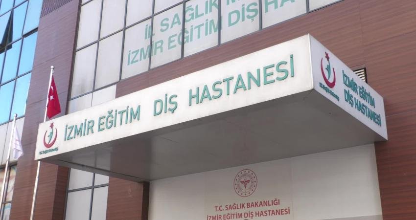 İzmir'de hekimler, İzmir Eğitim Diş Hastanesi önünde bir araya gelerek