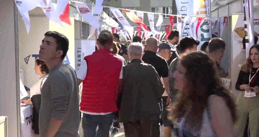 Bornova Belediyesi'nin iş arayanlarla işverenleri buluşturmak için düzenlediği Türkiye'nin en