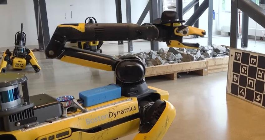 Boston Dynamics'in robot köpeği Spot, ChatGPT'yi kullanarak konuşmaya başladı. İngiliz