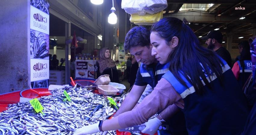 Bozüyük Belediyesi Zabıta Müdürlüğü ekipleri, Kapalı Pazaryeri'nde balık satışı yapan