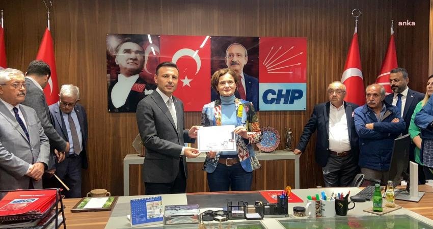 Eski CHP İstanbul İl Başkanı Canan Kaftancıoğlu, halefi Özgür Çelik'e