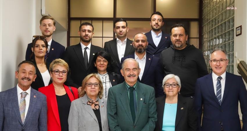 CHP Tepebaşı İlçe Başkanı Atilay Dalgıç ve yönetim kurulu üyeleri,