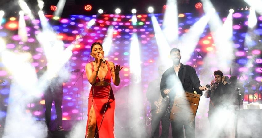 Çiğli Belediyesi, Cumhuriyetin 100. yılı kutlamaları kapsamında dün akşam Türk pop müziğinin