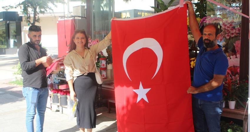 Çukurova Belediyesi, kentin her yanını bayraklarla donatmak için kolları sıvadı.