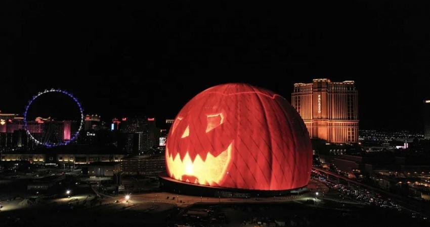 Las Vegas'ın son teknoloji "küre konser alanı" olan Sphere, çevresini