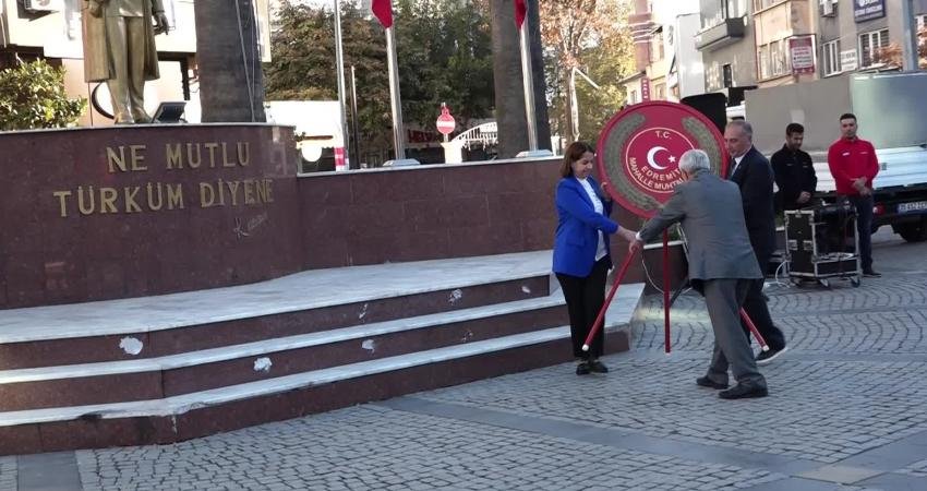 Edremit’te Muhtarlar Günü Cumhuriyet Meydanı’nda düzenlenen tören ile kutlandı.