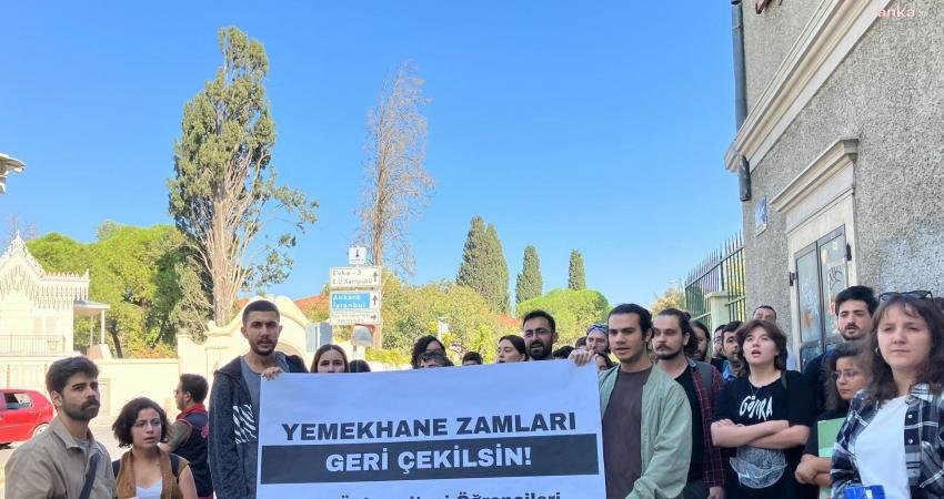 Ege Üniversitesi’nde yemek zamlarının geri çekilmesi için rektörlüğe dilekçe veren