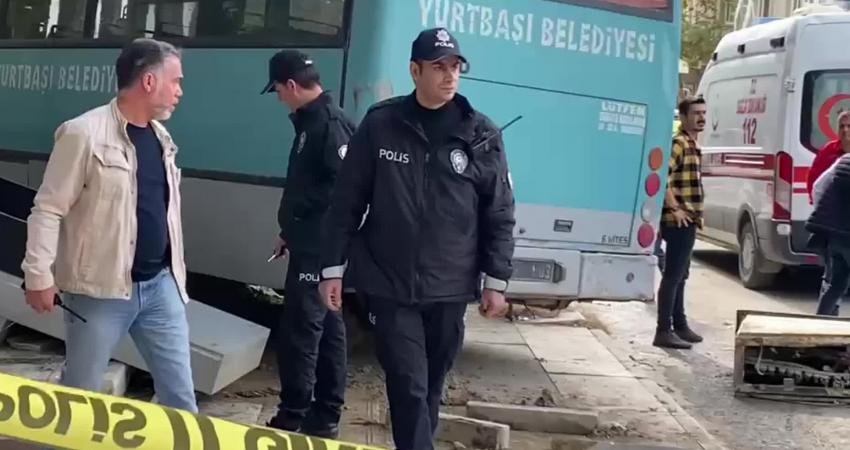 Elazığ'da, fidan dikmeye giden öğrencileri taşıyan midibüsün karıştığı trafik kazasında