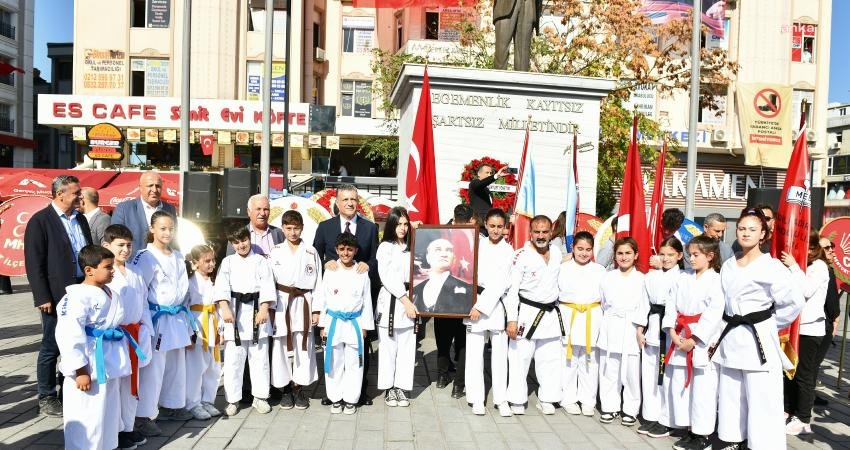Türkiye Cumhuriyeti’nin 100. kuruluş yıl dönümünde Esenyurt Cumhuriyet Meydanı’nda çelenk