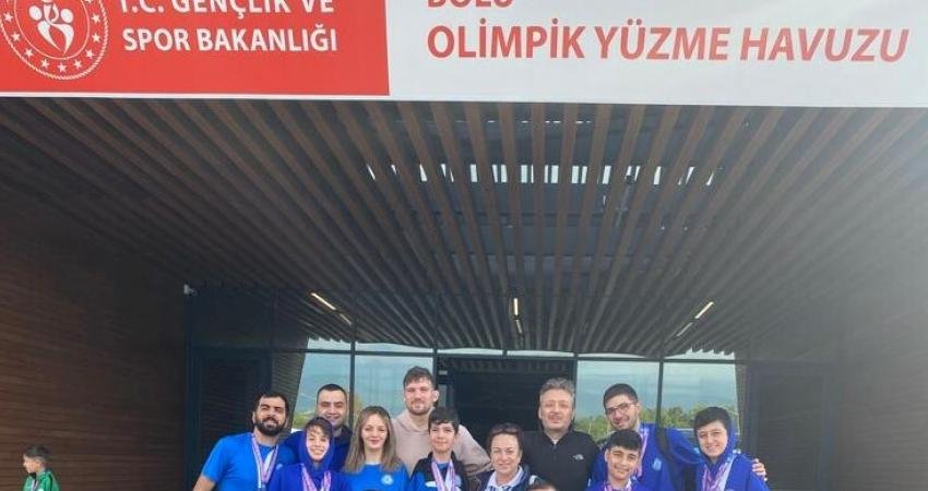 Eskişehir Büyükşehir Gençlik ve Spor Kulübü’nün başarılı yüzücüleri, farklı klasmanlarda