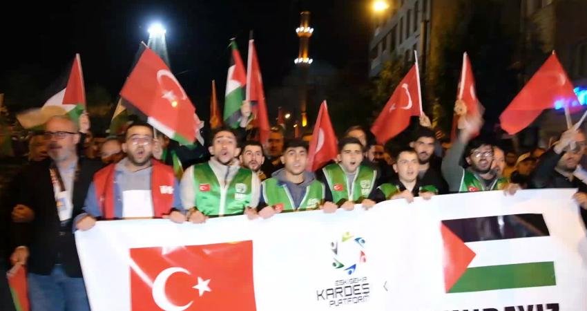 Eskişehir'de dün gece Valilik Meydanı’nda toplanan yüzlerce vatandaş, İsrail'in Filistin