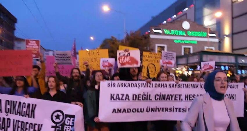 Eskişehir’de yüzlerce üniversite öğrencisi artan öğrenci ölümleri nedeniyle Espark AVM’den