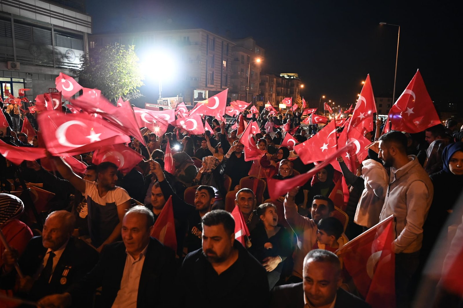 Yer gök bayrak oldu; fener alayı, konserler ve etkinliklerle Cumhuriyetimizin