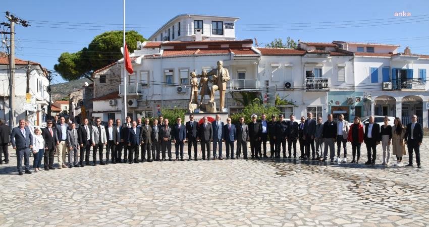 Muhtarlar Günü dolayısıyla Foça Cumhuriyet Meydanı'nda çelenk töreni düzenlendi.