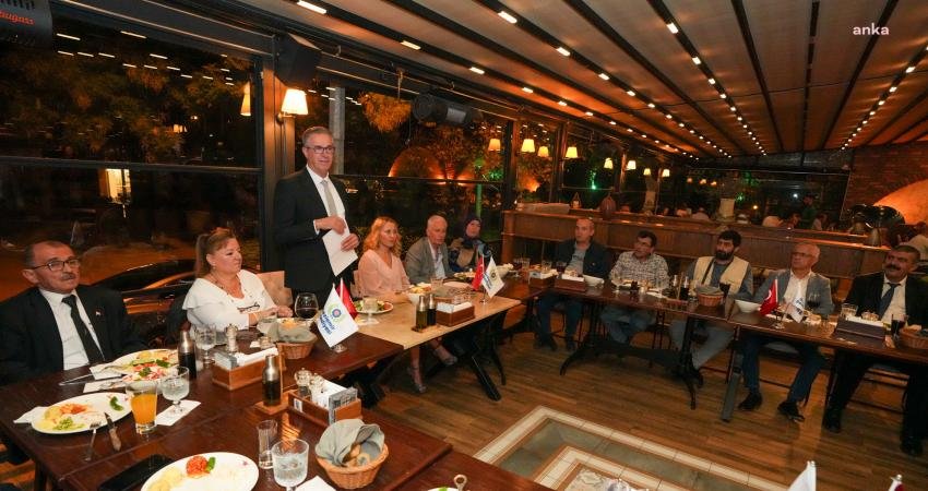 Muhtarlar Günü’nde, 16 mahallenin muhtarıyla buluşan Gaziemir Belediye Başkanı Halil Arda,