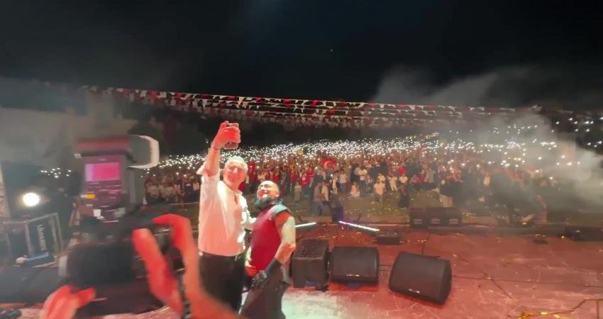 Gaziemir Belediyesi’nin 29 Ekim Cumhuriyet Bayramı’nda düzenlediği Hayko Cepkin konseri