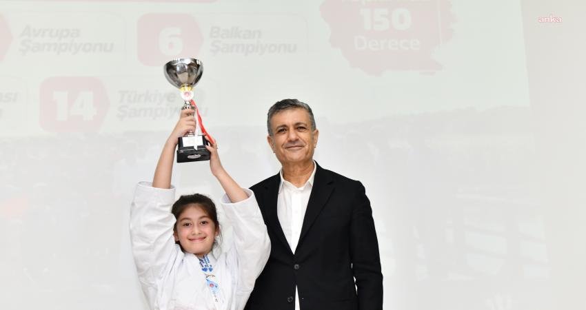 Ulusal ve uluslararası müsabakalarda dereceye giren sporculara ödüllerini veren Esenyurt