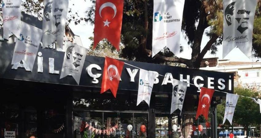İzmit Belediyesi bünyesinde hizmet veren Gülümse Kafeler Cumhuriyet'in 100’üncü yılını
