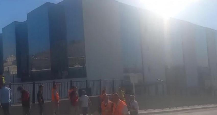 İzmir Bayraklı Şehir Hastanesi şantiyesinde çalışan inşaat işçileri, 3 aylık