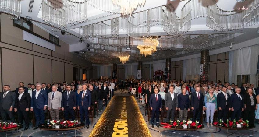 Mersin İş ve Ekonomi Ödülleri töreninde, Hatayspor'un depremi dünyaya gözyaşlarıyla