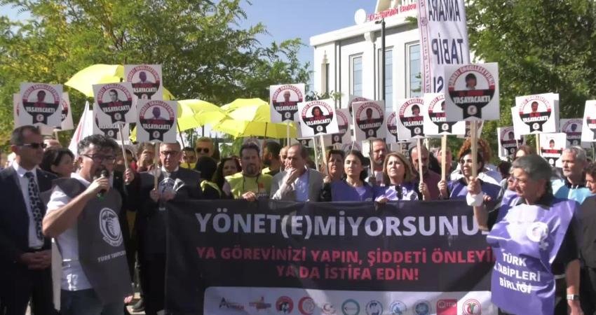 Hekimler ve sağlık emekçileri, Sağlık Bakanlığı önünde son günlerde tırmanışa