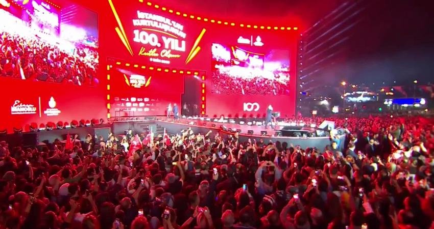 İstanbul Büyükşehir Belediyesi (İBB), kentin kurtuluşunun 100’ncü yılını, Üsküdar Meydanı’nda