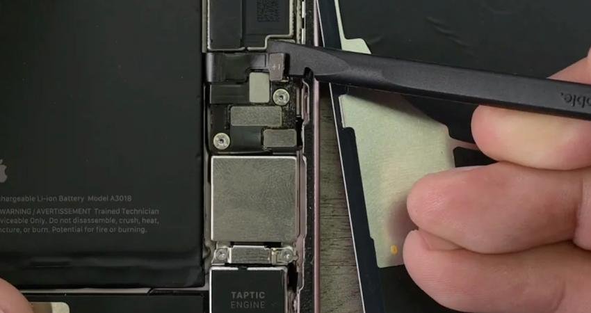 Tüm yeni cihazları parçalarına ayırmasıyla bilinen iFixit, şimdi de iPhone