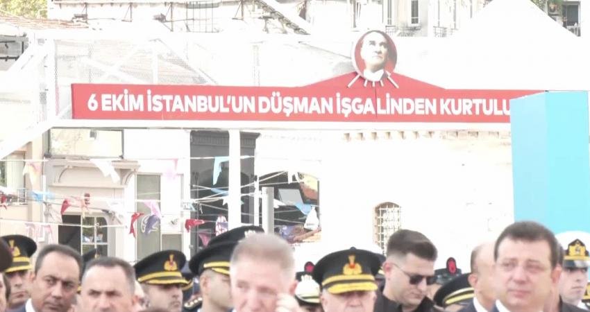 İstanbul’un kurtuluşunun 100’ncü yılı, Taksim Cumhuriyet Anıtı’nda düzenlenen resmi törenle