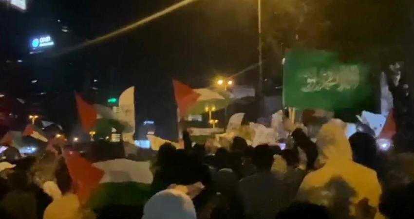 İstanbul'daki İsrail Başkonsolosluğu önünde toplanan bir grup, İsrail’in abluka altındaki