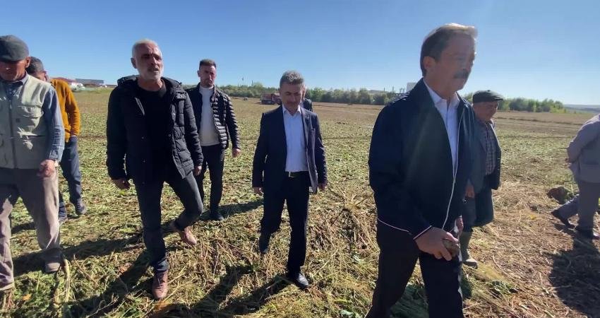 İYİ Parti Yozgat Milletvekili Lütfullah Kayalar, tarlada söküm yapan çiftçinin