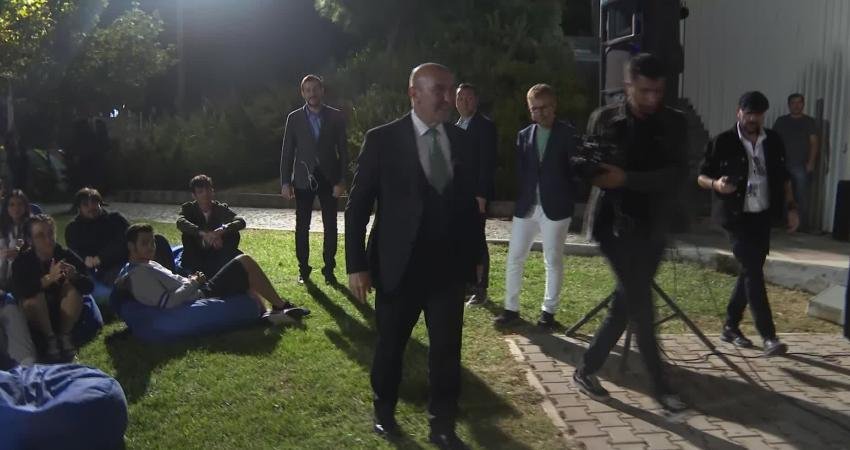 Cumhuriyet’in 100’üncü yılı etkinlikleri kapsamında gençlerle buluşan İzmir Büyükşehir Belediye