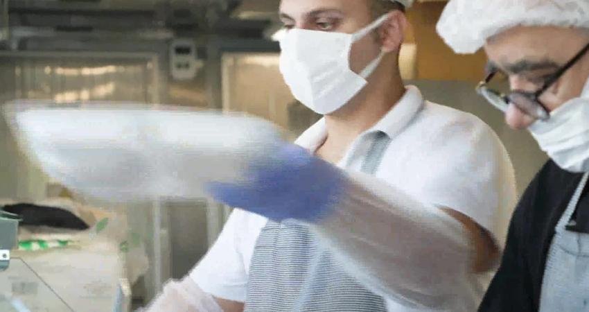 İzmir Büyükşehir Belediyesi, kentin 6 noktasında üniversite öğrencilerine sıcak yemek