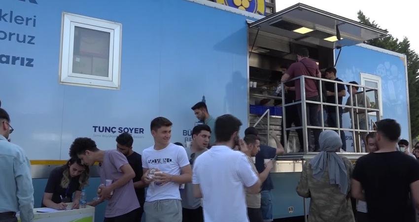 İzmir Büyükşehir Belediyesi'nin üniversite öğrencilerine sıcak yemek desteği bu yıl