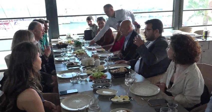 Gençlik Belediyesi meclis üyeleriyle sabah kahvaltısında bir araya gelen İzmir