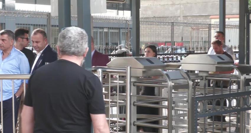 Ankara'dan sabah saatlerinde İzmir’e gelen ve havaalanında gözaltına alınan Halk