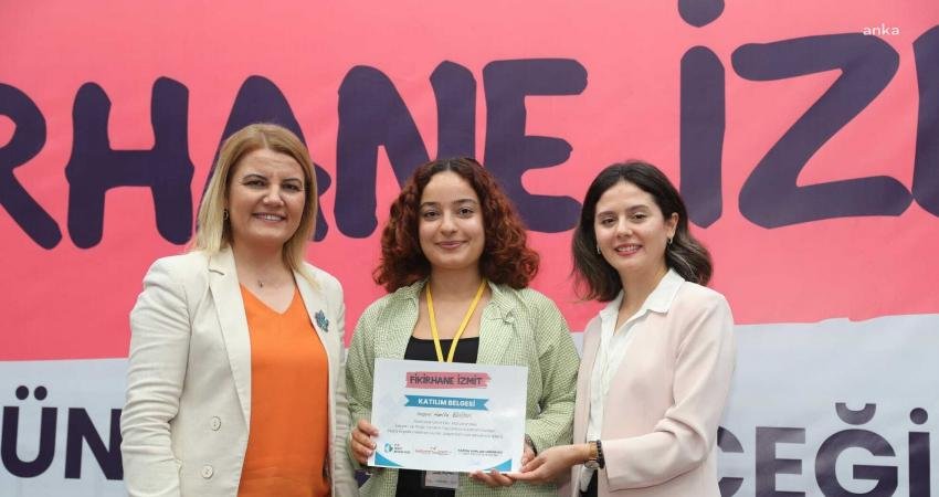 Fikirhane İzmit Projesi'nin Lansmanında konuşan İzmit Belediye Başkanı Fatma Kaplan
