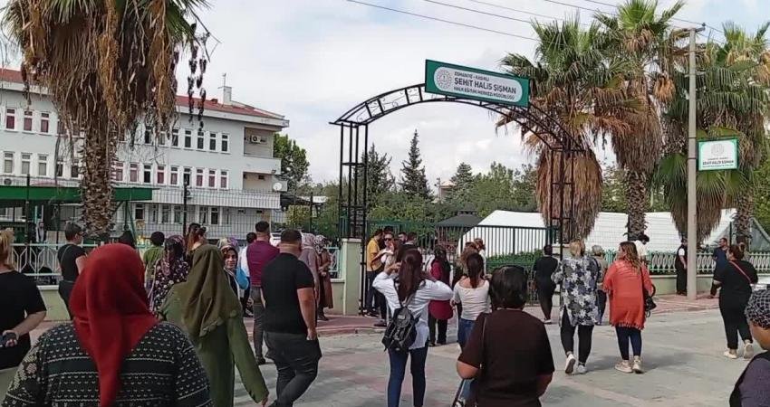 Osmaniye'nin Kadirli ilçesinde usta öğreticiler, Halk Eğitim Merkezi önünde toplanarak