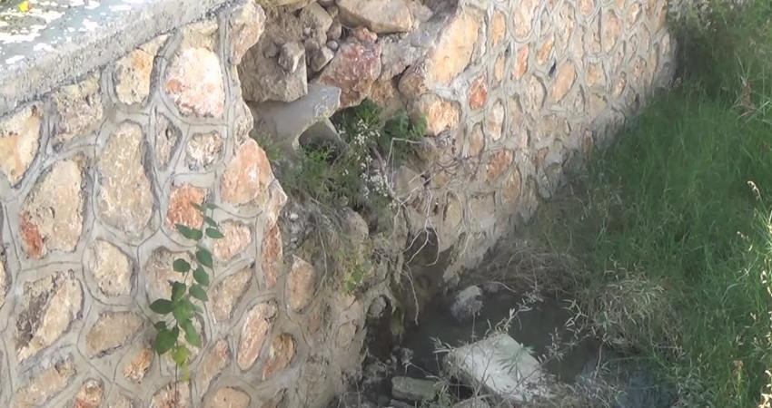 Osmaniye’nin Kadirli ilçesinde Cengiz Topel Mahallesi’nin ortasından geçen derenin pis