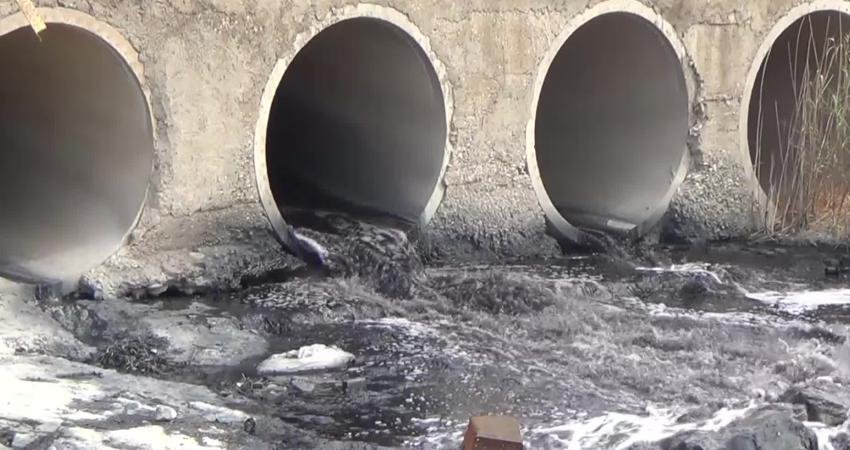 Vatandaş, Kahramanmaraş’ta Aksu Çayı’nın çevresindeki fabrikaların atıklarından dolayı simsiyah akmasından