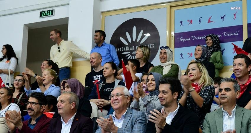 Karabağlar Belediyesi, Cumhuriyet'in 100. yılı dolayısıyla basketbol turnuvası düzenledi. Karabağlar