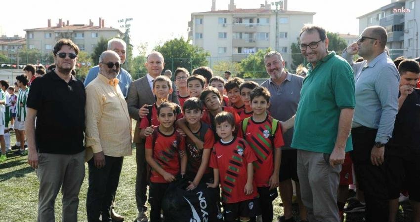 Karşıyaka Belediyesi, ilçede faaliyet gösteren 21 amatör spor kulübüne malzeme