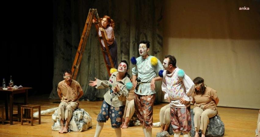 Karşıyaka Belediye Tiyatrosu, 28’inci sezonuna perde açtı. Hikmet Şimşek Sanat