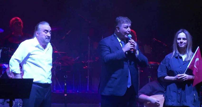 Karşıyaka Belediyesi tarafından Cumhuriyet’in 100. yılı onuruna düzenlenen konserde Türkiye’nin