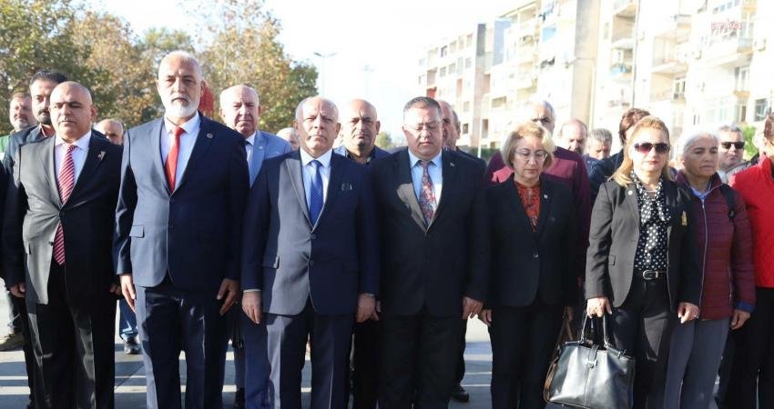 19 Ekim Muhtarlar Günü dolayısıyla Kartal Meydanı’nda yer alan Atatürk