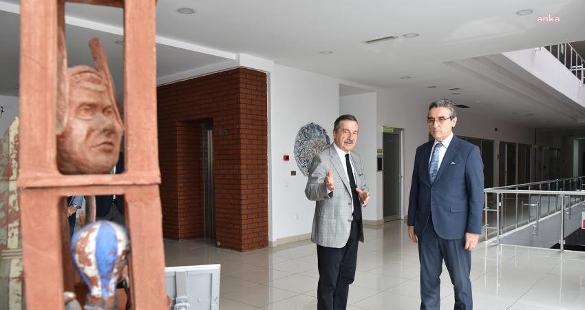 Tepebaşı Belediye Başkanı Ahmet Ataç, Tepebaşı Kaymakamı Sadettin Yücel’i makamında