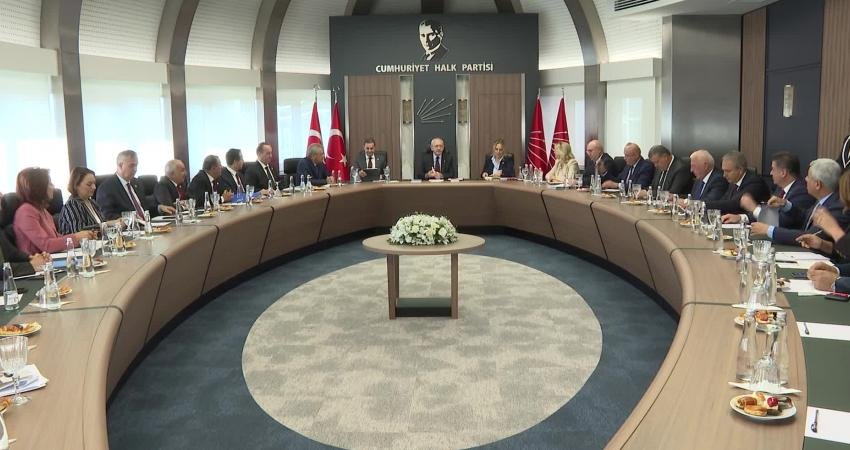 CHP Genel Başkanı Kemal Kılıçdaroğlu, CHP Genel Merkezi’nde partili milletvekilleri