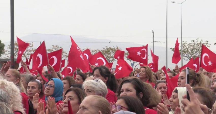 Konak Belediye Başkanı Abdül Batur, Güzelyalı’da düzenlenen Cumhuriyet Bayramı kutlamalarında
