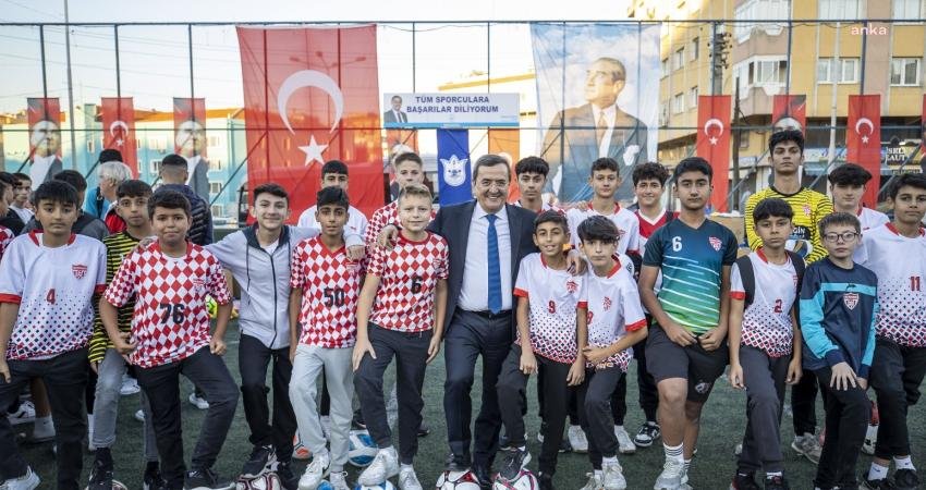 Konak Belediye Başkanı Abdül Batur, sporcuların yeni sezonda kullanacağı malzeme