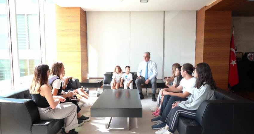 Konyaaltı Belediye Başkanı Semih Esen, misafir ettiği öğrenciler ile hayvan